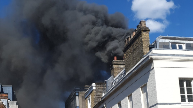 Σε εξέλιξη μεγάλη φωτιά στο Λονδίνο σε κτίριο στο Μέιφερ (ΒΙΝΤΕΟ)