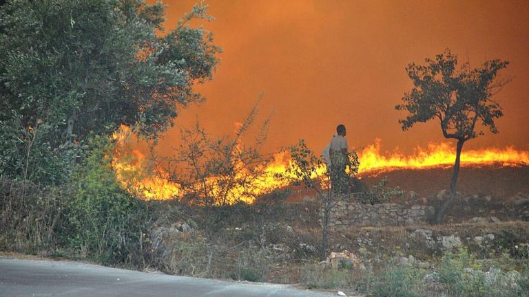 Σε εξέλιξη η φωτιά στο Λαύριο - Καλύτερη η εικόνα 