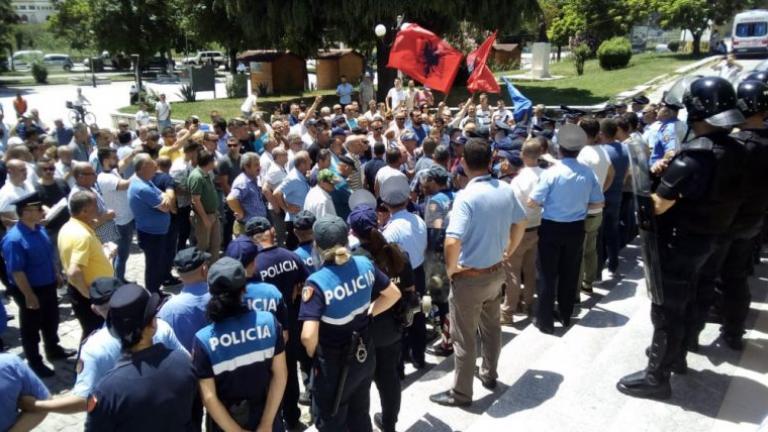 Χάος στην Αλβανία: Αιματηρά επεισόδια πριν τις δημοτικές εκλογές (ΒΙΝΤΕΟ)