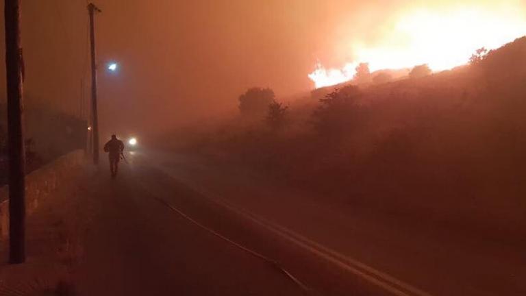 Εκκένωση σπιτιών στην Κάρυστο λόγω πυρκαγιάς