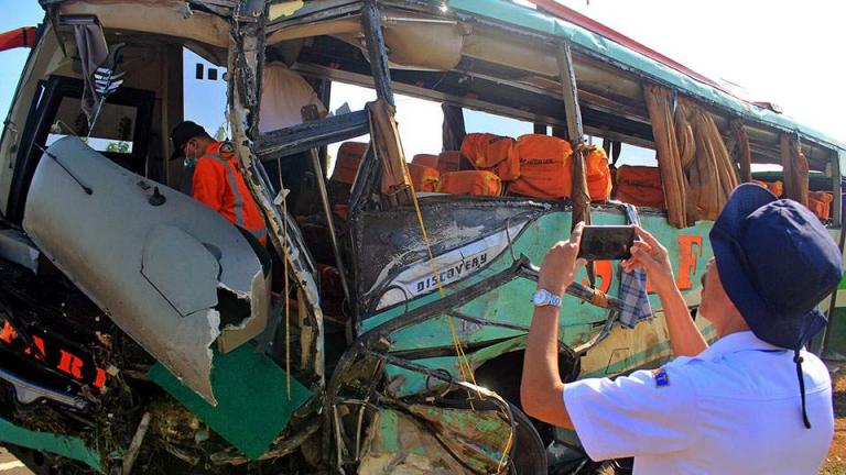 Ινδονησία: 12 νεκροί σε τροχαίο όταν επιβάτης λεωφορείου άρπαξε το τιμόνι από τον οδηγό