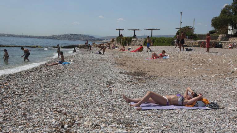 Μίνι καύσωνας έστειλε τον κόσμο στις παραλίες - Θα συνεχιστεί και αύριο (ΦΩΤΟ)