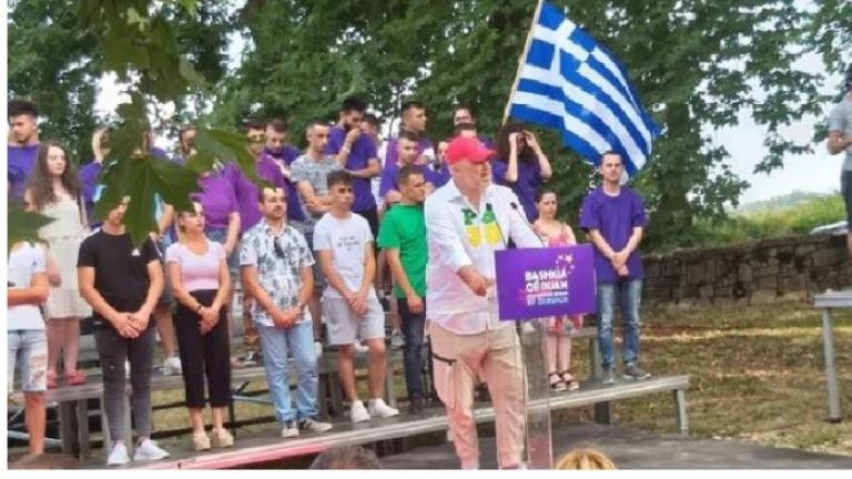 Ο Ράμα δίνει εξηγήσεις για την παρουσία της ελληνικής σημαίας σε μια ομιλία του, αλλά δεν πείθει