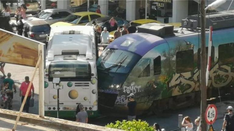 Σύγκρουση συρμού του προαστιακού με λεωφορείο στη Λιοσίων