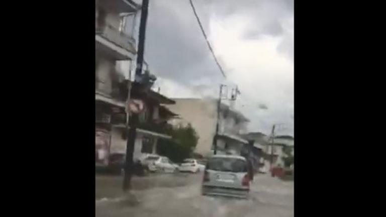 Τρελάθηκε ο καιρός: Σφοδρή καταιγίδα διάρκειας στα Τρίκαλα προκάλεσε προβλήματα (video)