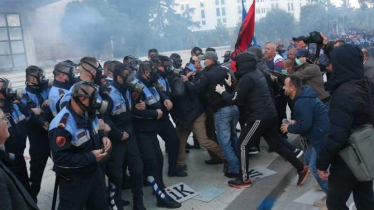  Αλβανία: συγκρούσεις με την αστυνομία καθώς η αντιπολίτευση επιχειρεί να εμποδίσει την πραγματοποίηση των δημοτικών εκλογών