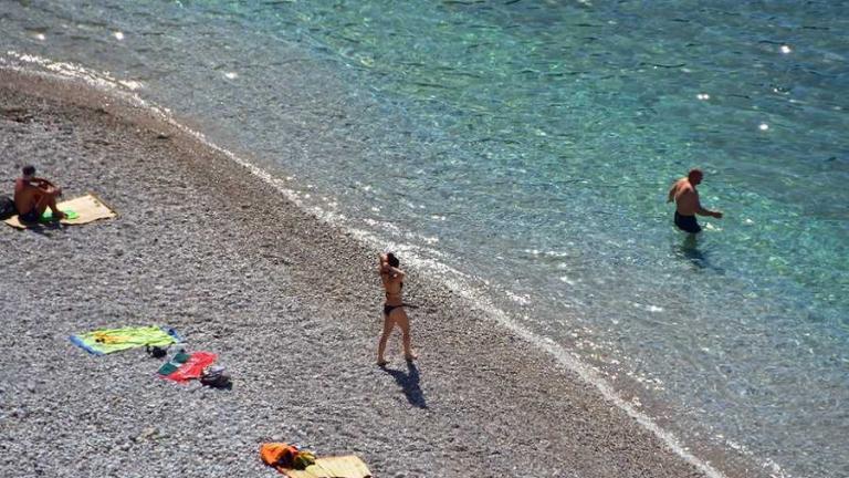 Πολλή  ζέστη αναμένεται κατά τη διάρκεια της Παρασκευής στις περισσότερες περιοχές της Ελλάδας, αλλά θα σημειωθούν μπόρες και ισχυρές καταιγίδες στη βόρεια Ελλάδα