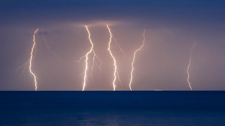 Περισσότεροι από 4.200 κεραυνοί τη Δευτέρα - Άστατος ο καιρός και σήμερα - Πού θα εκδηλωθούν βροχές και καταιγίδες