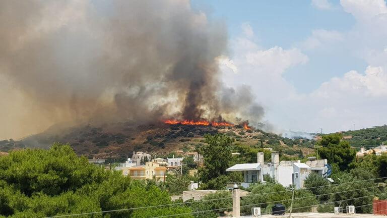 Υπό έλεγχο η φωτιά στο Λαγονήσι -Προσήχθη ένα άτομο με εγκαύματα στα χέρια