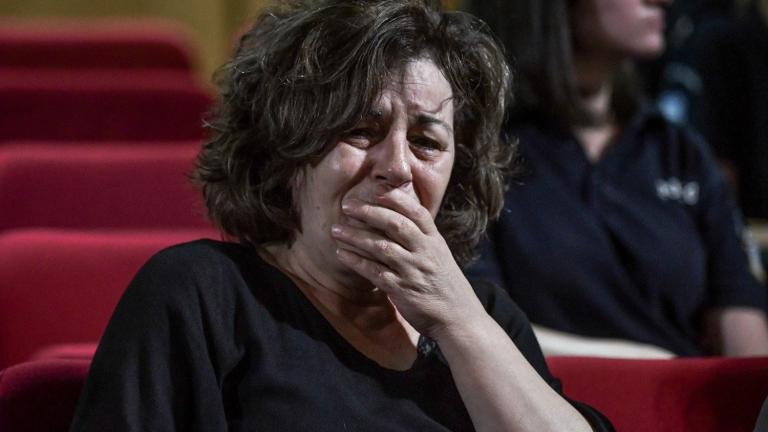 Δίκη Χρυσής Αυγής: Κατέρρευσε η μητέρα του Παύλου Φύσσα όταν πέρασε δίπλα της ο Ρουπακιάς 