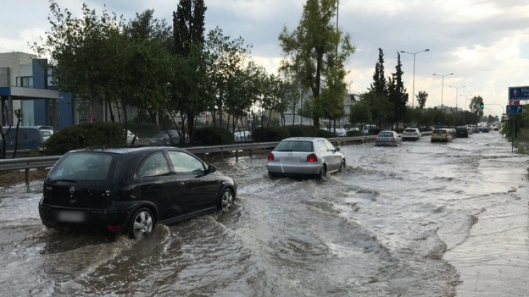 Πλημμυρισμένοι δρόμοι και διακοπές ρεύματος στα νότια μετά την μπόρα