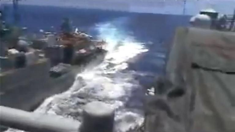 Βίντεο-ντοκουμέντο: Η στιγμή που παραλίγο να συγκρουστούν αμερικανικό καταδρομικό με ρωσικό πολεμικό πλοίο-Ερίζουν και οι δύο πλευρές (video)