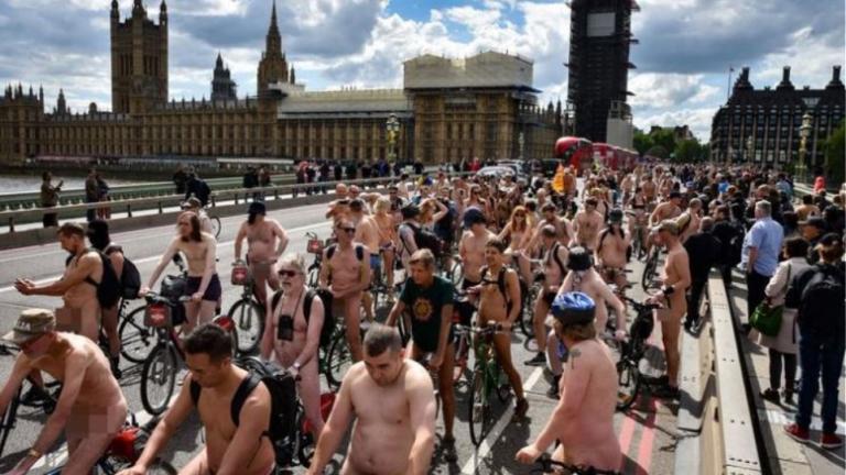Χιλιάδες γυμνοί ποδηλάτες στους δρόμους του Λονδίνου (ΒΙΝΤΕΟ)
