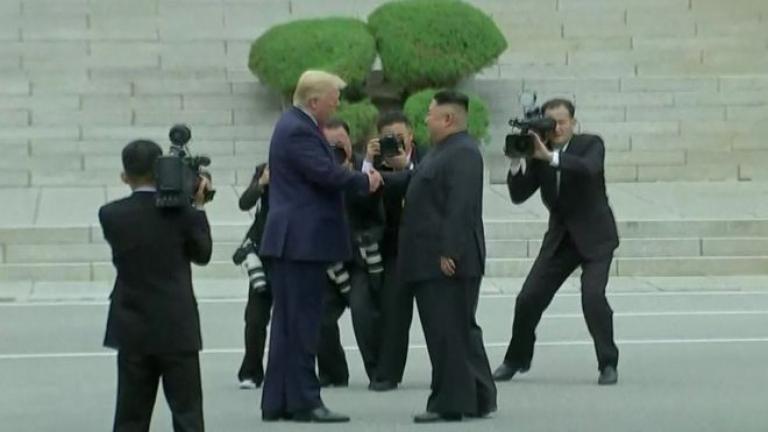 Ο Τραμπ διέσχισε πέρασε στην Βόρεια Κορέα έχοντας δίπλα του τον Κιμ Γιονγκ Ουν