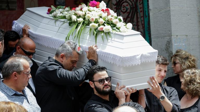 Σπαρακτικές στιγμές στην κηδεία του Πάνου Ζάρλα στην Μυτιλήνη (photo)