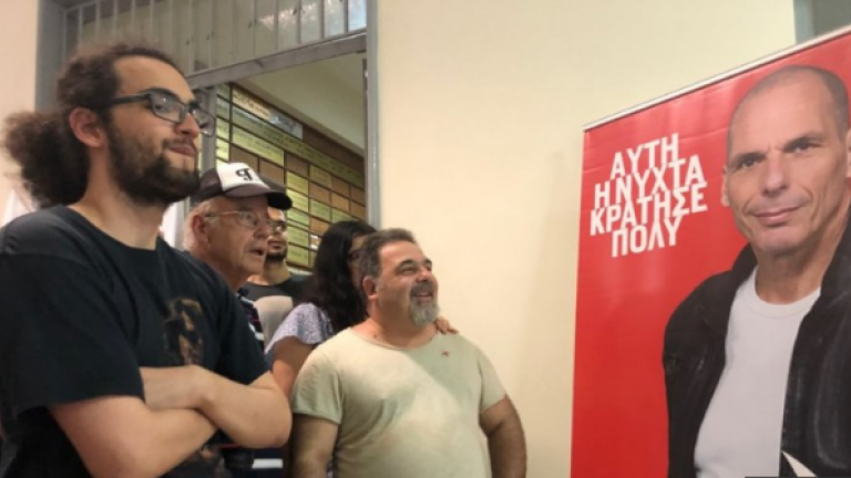 Χειροκροτήματα και χαμόγελα στα γραφεία του ΜΕΡΑ25