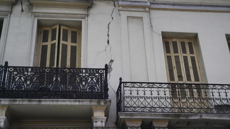 Σεισμός στην Αθήνα: Καταρρεύσεις παλαιών σπιτιών στην Ερμού, στη Δραπετσώνα και στα Πετράλωνα (ΦΩΤΟ)