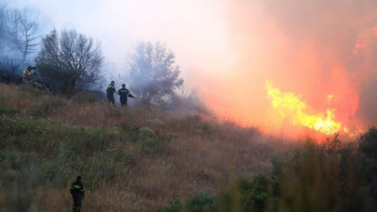 Φωτιά στη Μάνη: Απομακρύνθηκαν λουόμενοι από την παραλία