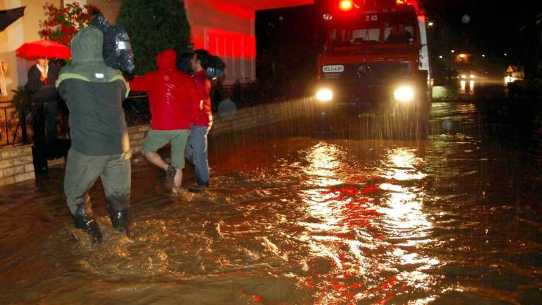 'Εξι νεκροί, ανάμεσά τους ένα 2χρονο αγόρι, από το κύμα κακοκαιρίας που σαρώνει τη βόρεια Ελλάδα