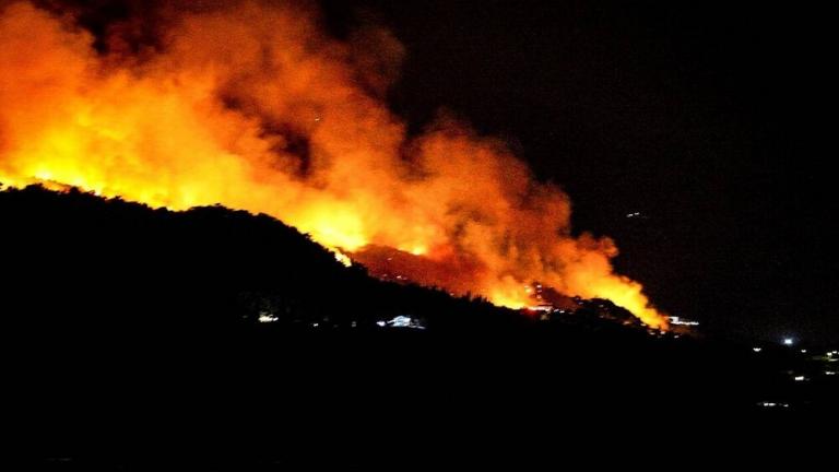 Κυθαιρώνας: Μάχη με τις φλόγες θα δίνουν όλη νύχτα οι πυροσβέστες
