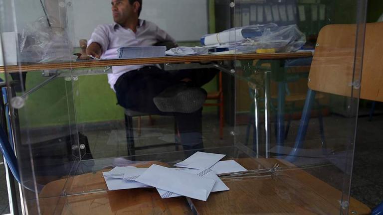 Εκλογές στα Εξάρχεια: Κανείς δεν έκλεψε την κάλπη, η αστυνομία παρούσα, έλειπαν όμως οι ψηφοφόροι 