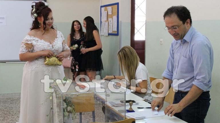 Από την εκκλησία με το νυφικό στο εκλογικό τμήμα για να ψηφίσει η νύφη (ΦΩΤΟ)