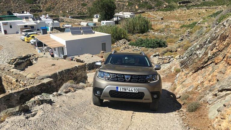 Με το Dacia Duster 4X2 στη Σίφνο και τη Σέριφο