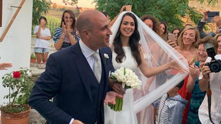 Κωνσταντίνος Μπογδάνος και  Ελένη Καρβέλα παντρεύτηκαν - Δείτε φωτό από το γάμο