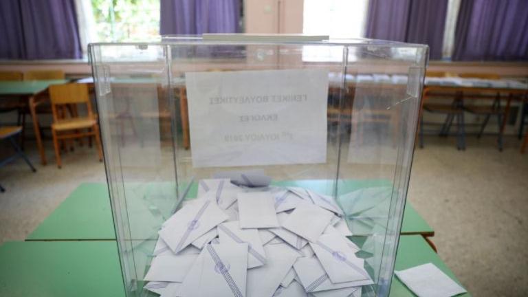 ΕΚΤAΚΤΟ: Έκλεψαν κάλπη από εκλογικό τμήμα των Εξαρχείων