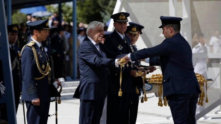 Τα ξίφη στους νέους και τις νέες ανθυποσμηναγούς επέδωσε ο ΠτΔ