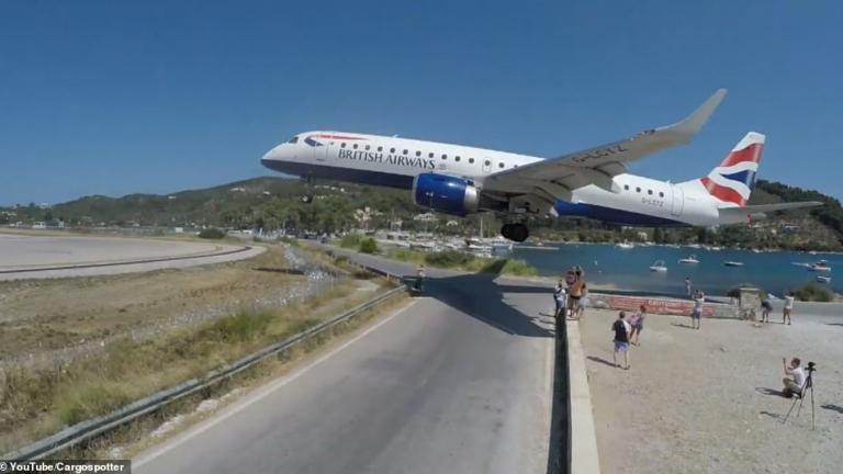 Σκιάθος: Προσγείωση θρίλερ αεροπλάνων πάνω από τα κεφάλια τουριστών