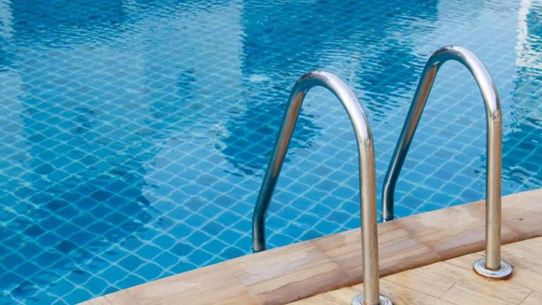 Να αποδοθούν ευθύνες ζητεί ο πατέρας των κοριτσιών που πνίγηκαν στην πισίνα του ξενοδοχείου 