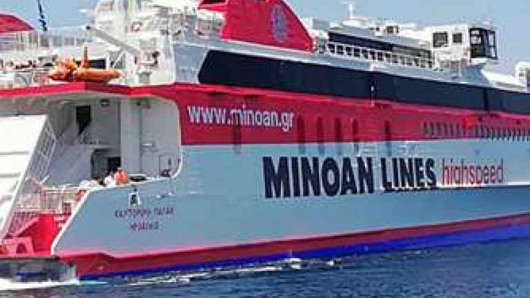 Στο λιμάνι της Σαντορίνης κατέπλευσε με μηχανική βλάβη το πλοίο "Santorini palace