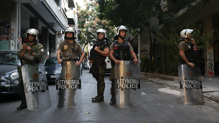 Μεγάλη επιχείρηση της αστυνομίας σε τέσσερα υπό κατάληψη κτίρια στα Εξάρχεια