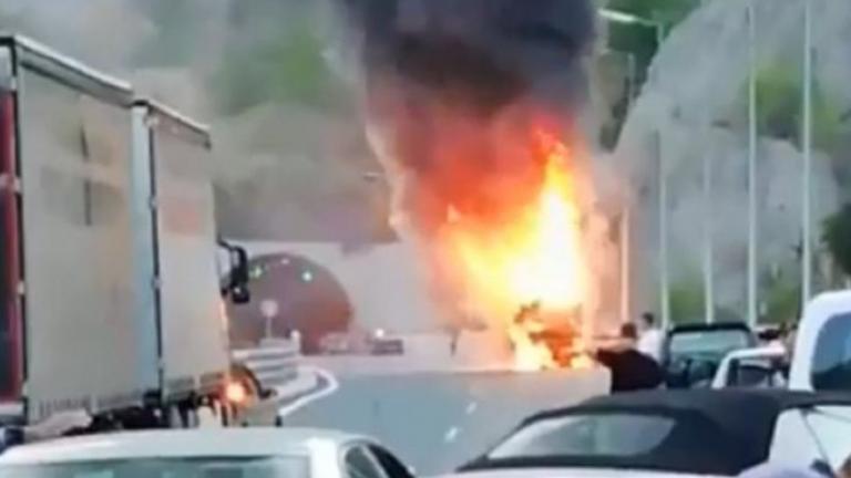 Στις φλόγες τυλίχτηκε λεωφορείο που κινούνταν σε τούνελ στην Εγνατία Οδό (ΒΙΝΤΕΟ)