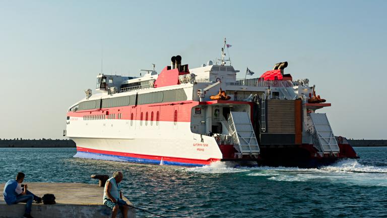 Βλάβη εν πλω του Santorini Palace στο οποίο βρίσκονται 728 επιβάτες