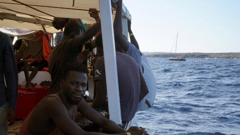 Open Arms: Απελπισμένοι μετανάστες πέφτουν στη θάλασσα