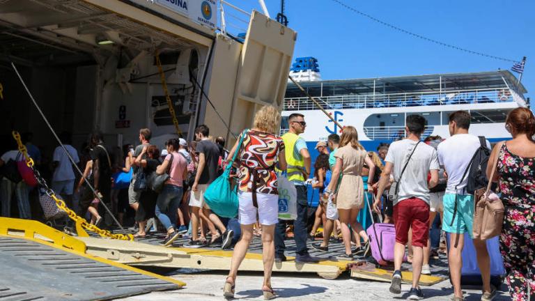 Αδειούχοι Δεκαπενταύγουστου: Μία ώρα νωρίτερα στην αποβάθρα όσοι ταξιδεύουν