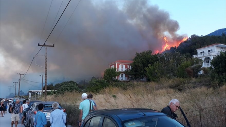 Υπό μερικό έλεγχο η πυρκαγιά στα Λουρδάτα, στην Κεφαλονιά