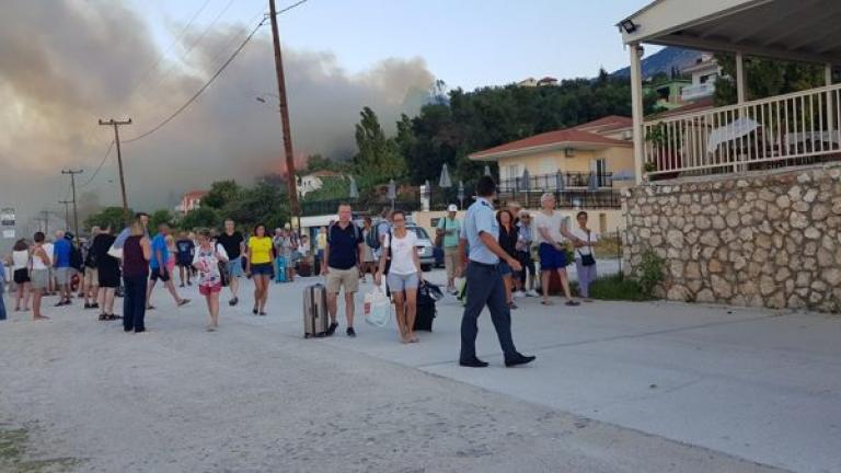 Μεγάλη φωτιά στην Κεφαλονιά - Εκκενώθηκαν ξενοδοχεία