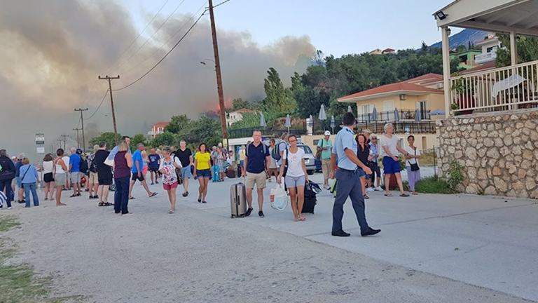 Πυρκαγιά τωρα στην Κεφαλονια - Εκκενώθηκαν ξενοδοχεία και τουριστικά καταλύματα