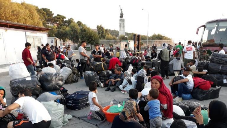 Επιχείρηση μετακίνησης 1500 προσφύγων και μεταναστών από τη Λέσβο