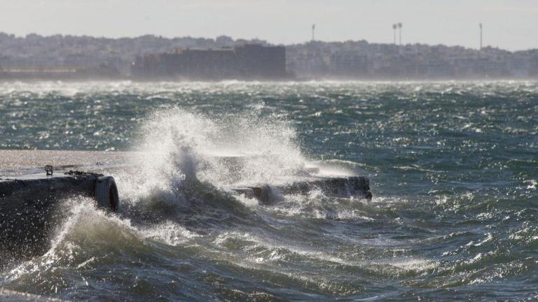 Καιρός (14/09): 33 βαθμοί και ισχυροί άνεμοι 