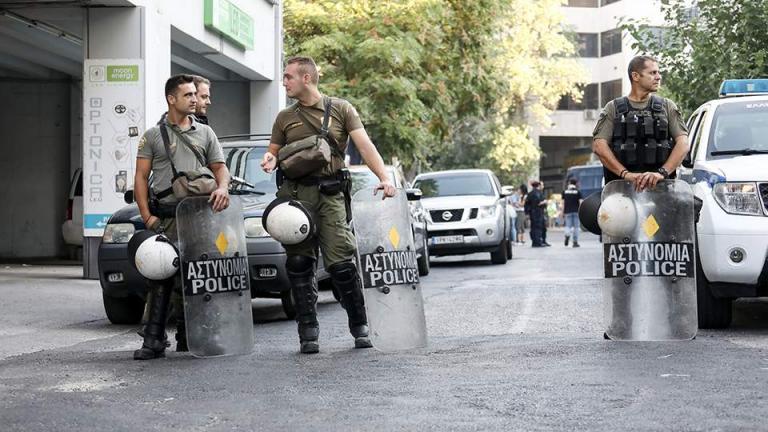 Επιχείρηση της ΕΛ.ΑΣ. σε υπό κατάληψη κτίρια - Άθλιες οι συνθήκες για τους μετανάστες - Βρέθηκαν πιστόλια