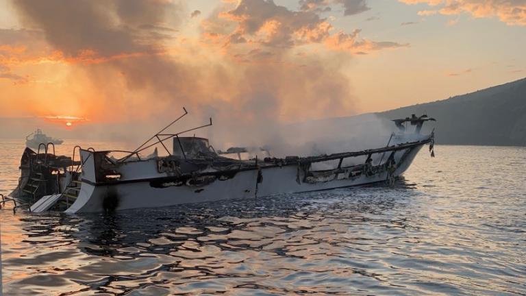 ΗΠΑ: Βρέθηκαν 25 πτώματα, αγνοούνται ακόμη 9 επιβαίνοντες στο πλοίο που πήρε φωτιά