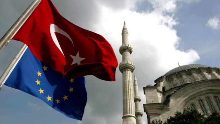 Κομισιόν: ΕΕ και Τουρκία συνεχίζουν να δεσμεύονται από τη συμφωνία για το προσφυγικό