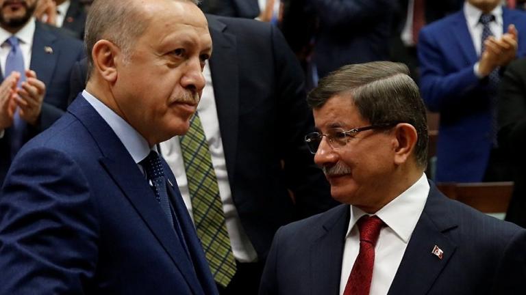 Πέραν του Αχμέτ Νταβούτογλου, προς διαγραφή οδεύουν άλλοι τρεις βουλευτές του κυβερνώντος κόμματος, σύμφωνα με πηγή στο AKP. Η απόφαση αναμένεται απλά να επικυρωθεί τις αμέσως προσεχείς ημέρες.