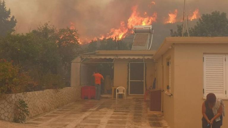 Φωτιά τώρα στη Ζάκυνθο: Η πυρκαγιά έφτασε στο χωριό Κερί - Προληπτική εκκένωση σπιτιών