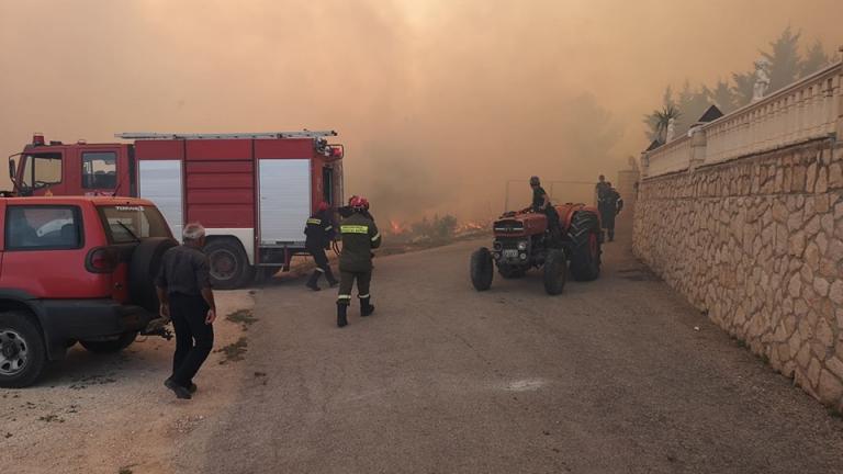  Φωτιά στην Ζάκυνθο: Δύσκολη ήταν η νύχτα για το χωριό Κερί - Συνεχίζεται η μάχη με τις φλόγες