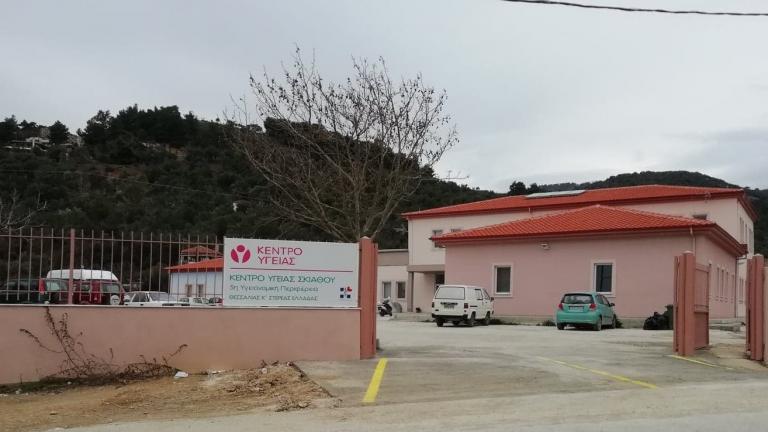 Ασύλληπτο τροχαίο στη Σκιάθο - Πάτησε τη λιπόθυμη γυναίκα του με το αυτοκίνητο!!!